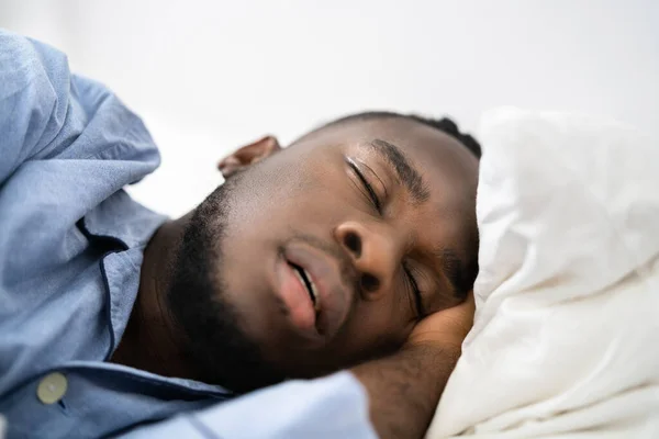 Hombre Afroamericano Con Apnea Del Sueño Ronquidos — Foto de Stock