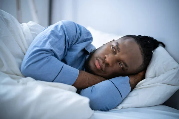 Joven Que Sufre Insomnio Acostado Cama — Foto de Stock