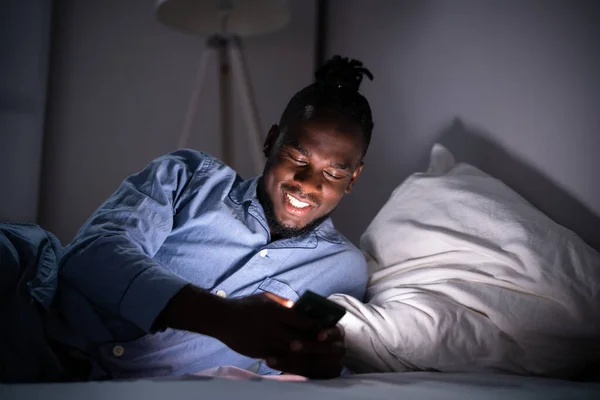 Assistindo Celular Antes Dormir Noite Quarto — Fotografia de Stock