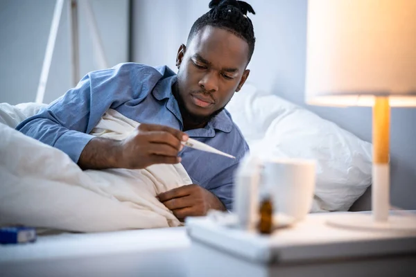 Zieke Man Met Koorts Met Behulp Van Thermometer Bed — Stockfoto