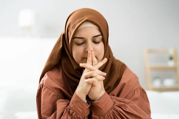 Muslim Praying Woman Wearing Hijab Prayer Seeking God — Stock Photo, Image