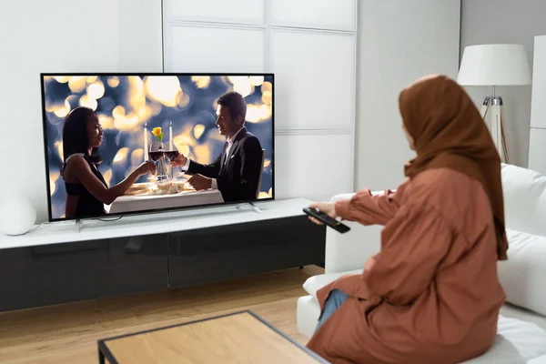 Musulmana Mujer Viendo Televisión Película Casa Habitación — Foto de Stock