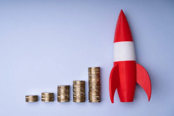 Raket Opwaartse Geldverhoging Munt Stapel Grafiek — Stockfoto