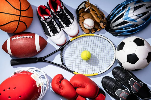 青を背景に様々なスポーツ用品の高角度ビュー — ストック写真