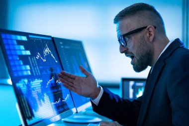 Üzücü ve Şok Olmuş KPI Veri Analisti Kontrol Paneline Bakıyor