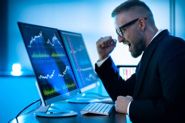 Ofisteki Çoklu Ekrandaki Grafiklere Bakan Başarılı Borsa Tüccarı