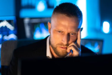 Bilgisayarı kullanarak Ofisteki İş Finans Veri Analisti