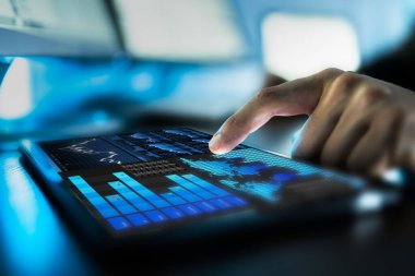 KPI İş Analitik Veri Kontrol Paneli. Tablet Kullanılan Analizci