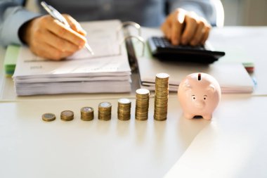 Piggybank Para ve Hesap Makinesi. Muhasebeci Sigorta Koleksiyonu