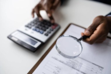 İş Dolandırıcılığı Soruşturması. Soruşturma için Denetleyici Büyüteç Kullanıyor