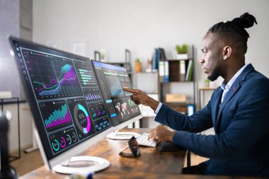 KPI İş Analitik Veri Kontrol Paneli. Analizci Bilgisayar Kullanıyor