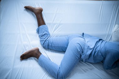 RLS sendromlu Afrikalı Amerikalı adam. Yatakta Uyumak