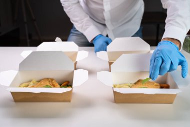 Teslimat için Restoran Yemeği. Taze Yemek Mutfağı