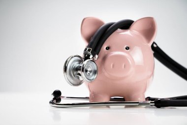Piggybank Mali Sağlık Kontrolü. Para Tıbbi Kontrolü