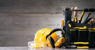 Çeşit çeşit Elle Araçlar ve Donanım Alet Kutusunda Ahşap Arkaplanda