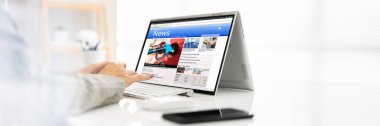 Üstü açılabilir laptopta Dijital Çevrimiçi Gazete Okuma