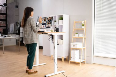 Görüntü Konferansı Çağrısı Elektrik Ayarlanabilir Yükseklik Durma Masası Kullanılıyor