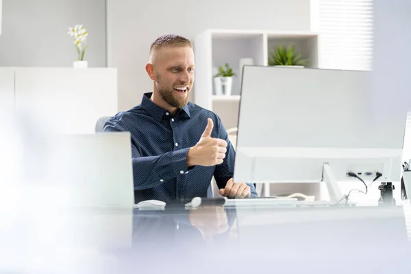 Νέοι Happy Business Man Video Conferencing Call — Φωτογραφία Αρχείου