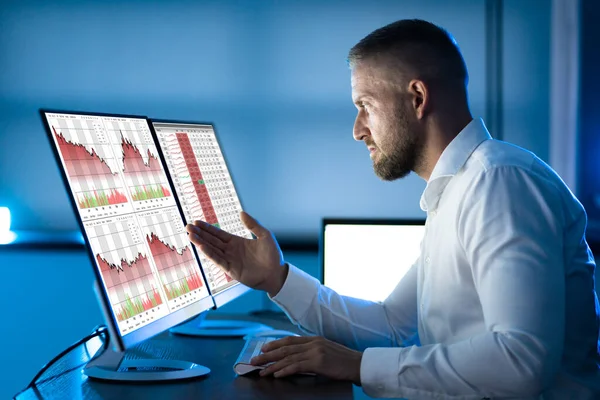 Daten Zum Finanziellen Verlust Geschäftsmann Mit Aktienverlust Und Rückgang — Stockfoto