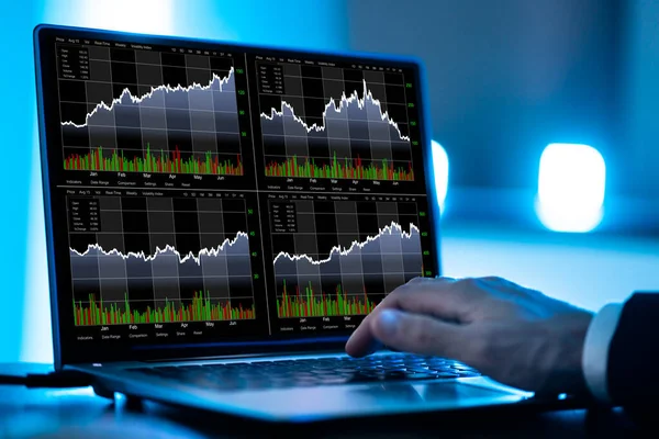 Stock Trader Man Using Laptop Computer Screen — Stock fotografie
