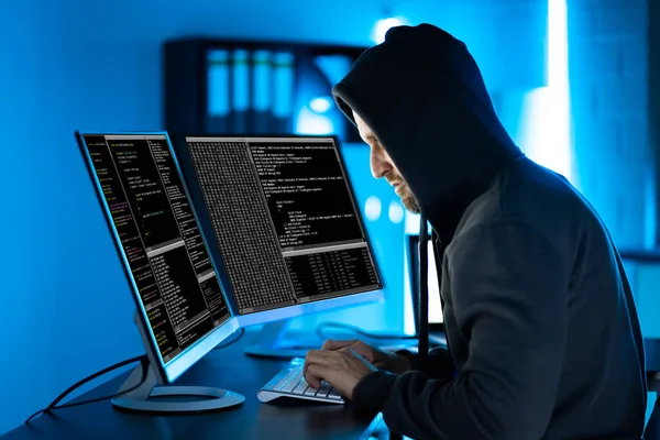 Hacker Usando Computador Para Escrever Cyber Security Exploit Software Program — Fotografia de Stock