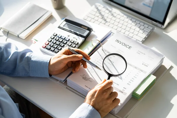 Fraude Onderzoek Belastingcontrole Onderzoeker Auditor Met Vergrootglas — Stockfoto