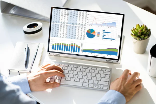 Analytiker Man Tittar Kpi Data Datorskärmen — Stockfoto