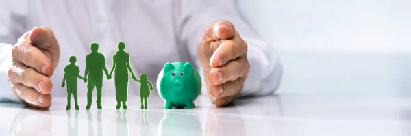 Family Piggy Bank Financial Security Money Investing — Zdjęcie stockowe
