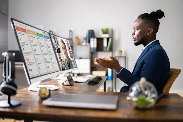 Kanban Board Videosamtal Afrikansk Man Som Arbetar — Stockfoto