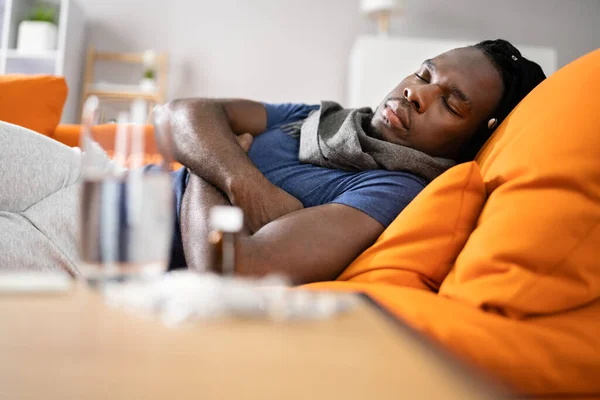 Hombre Afroamericano Enfermo Sofá Concepto Fiebre — Foto de Stock