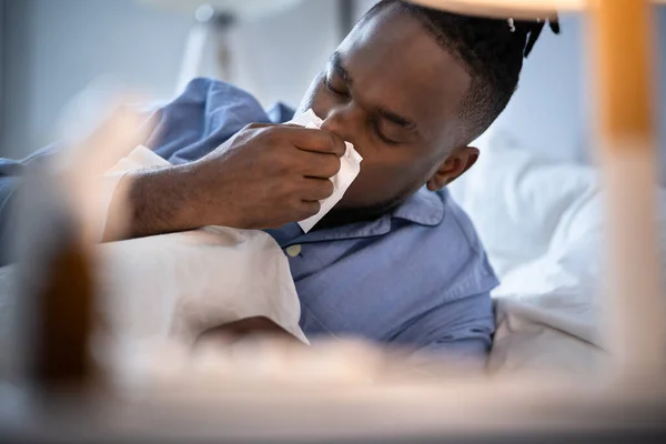 Afro Amerikaanse Man Blaast Neus Niezen Bed — Stockfoto