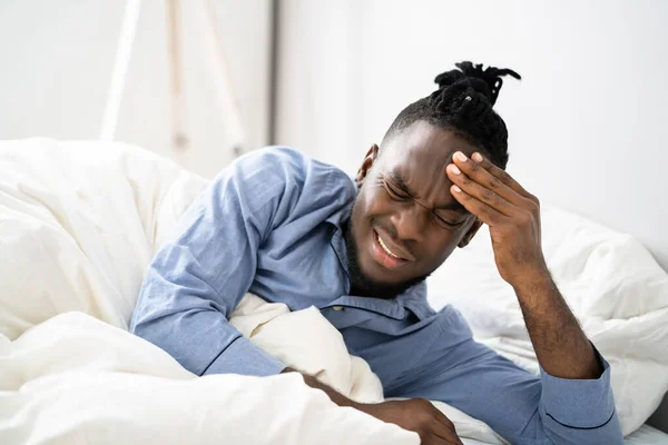 Zieke Afro Amerikaanse Man Met Hoofdpijn Bed — Stockfoto