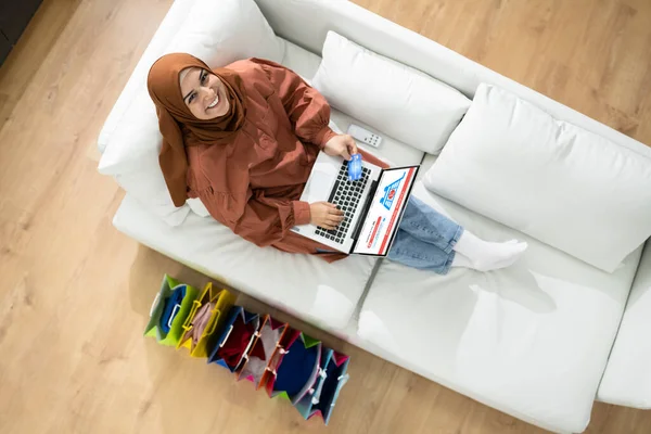 Νεαρή Μουσουλμάνα Γυναίκα Στον Καναπέ Ψώνια Απευθείας Σύνδεση Πιστωτική Κάρτα — Φωτογραφία Αρχείου