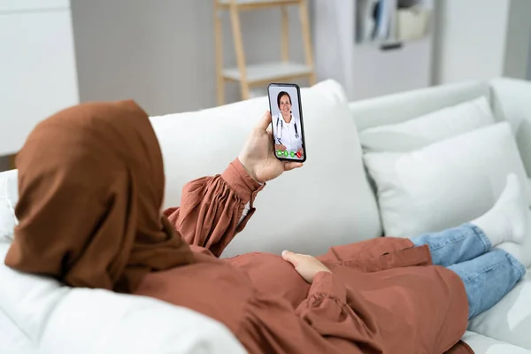 Pregnant Muslim Women Doctor Video Call Phone Home — Zdjęcie stockowe