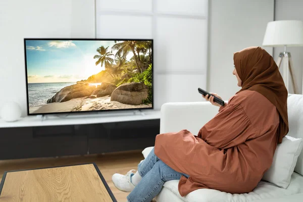 Musulmana Mujer Viendo Televisión Película Casa Habitación —  Fotos de Stock