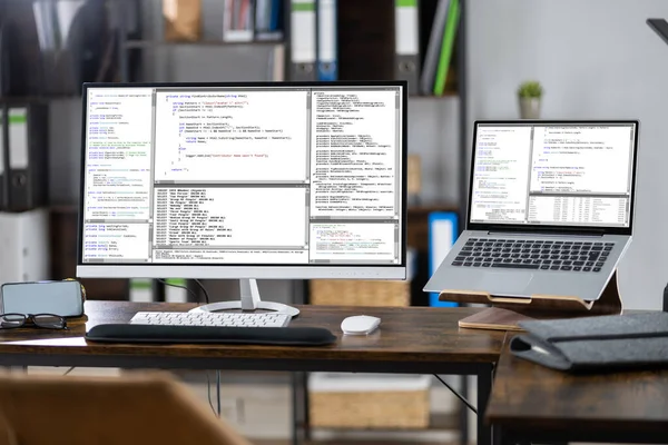 Ontwikkelaar Computer Office Met Programmeercode — Stockfoto