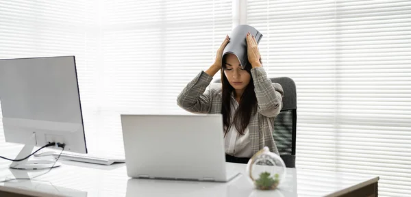 Müde Gestresste Unglückliche Frau Benutzt Computer Mit Kopfschmerzen — Stockfoto