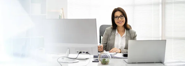 Tax Accountant Advisor Woman Doing Sales Invoice Accounting — Foto Stock