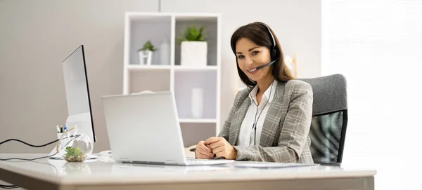 Video Chiamata Remota Virtuale Con Personale Sul Computer — Foto Stock