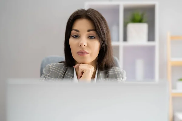 Analista Empleado Mujer Usando Computadora Portátil Negocios — Foto de Stock