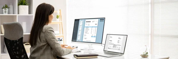 Accountant Using Invoice Software Computer Office — Stock Photo, Image