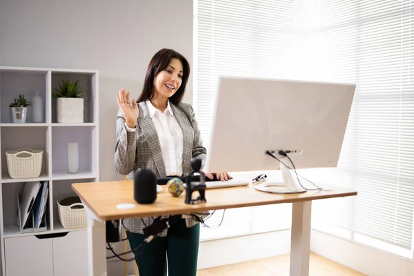 Videollamada Con Mesa Pie Altura Ajustable Eléctrica — Foto de Stock