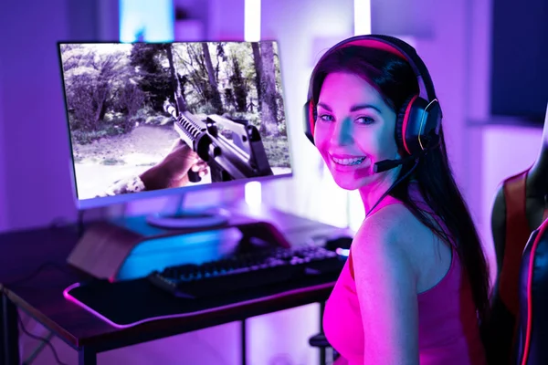 Online Player Woman Computer Headset Playing Online Game — Stockfoto