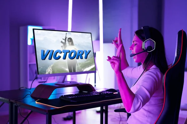 Young Emocionado Gamer Girl Ganó Videojuego Torneo Línea Victoria — Foto de Stock