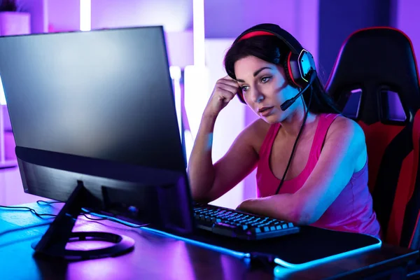 Θλιβερό Αναστατώσει Young Online Video Gamer Girl — Φωτογραφία Αρχείου