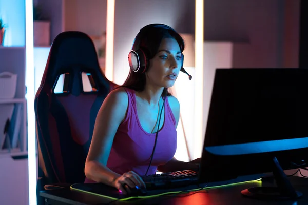 Online Cyber Gaming Girl Τεχνολογίας Παίζοντας Παιχνίδι Στο Διαδίκτυο — Φωτογραφία Αρχείου