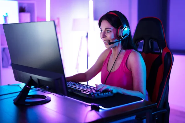 Online Cyber Gaming Girl Τεχνολογίας Παίζοντας Παιχνίδι Στο Διαδίκτυο — Φωτογραφία Αρχείου
