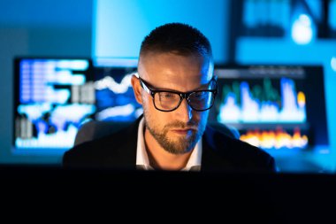 KPI Veri Tahmin Analitik Kontrol Paneli. Adam Masaüstünü Kullanıyor