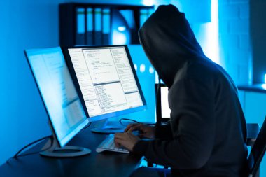 Hacker Bilgisayar kullanarak Siber Güvenlik Yazılım Programını Kullanıyor