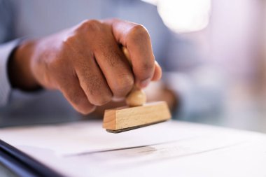 Kamu Noteri Koyma Şirketi Ofis Masasında Sözleşmeye Damga
